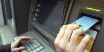 Preleva soldi col casco in testa, Polizia lo ferma: carta risulta rubata