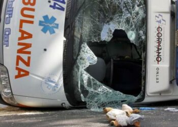 Scontro frontale tra ambulanza-tir su SS106, 3 feriti