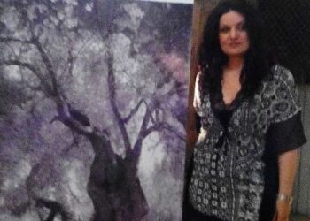 Alla mostra di  pittura Rosanna Papaianni