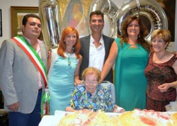 Nonna calabrese compie 100 anni, la chiamano ‘mani di fata’