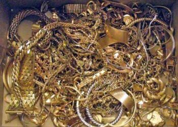 Oro e gioielli nascosti vicino a fiume nel catanzarese