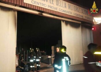 In fiamme capannoni nel catanzarese, distrutti autobus e auto storiche