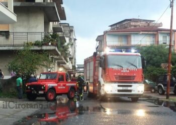Fulmine centra casa a Ciro’ Marina, scoppia incendio