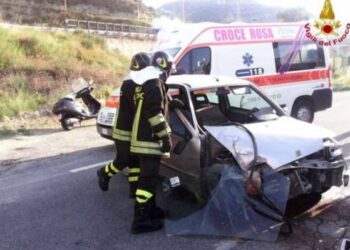 Incidente a Catanzaro tra auto e mezzo pesante, un ferito