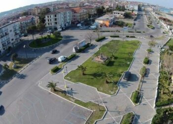 Folle corsa in auto sul lungomare di Ciro’ Marina, due arresti