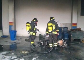 In fiamme moto in garage a Catanzaro