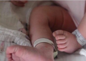 Donna partorisce in strada a Pizzo, marito improvvisato ostetrico