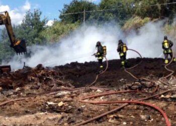 In fiamme deposito pneumatici usati a Lamezia Terme