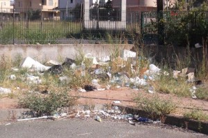 Rifiuti all'esterno dell'asl Cirò Marina (1)