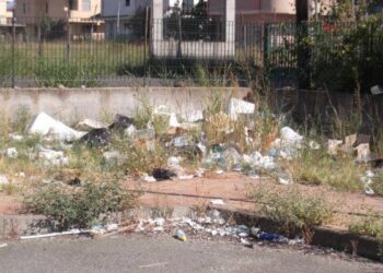 Degrado e rifiuti all’esterno dell’Asl di Ciro’ Marina