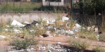 Degrado e rifiuti all’esterno dell’Asl di Ciro’ Marina