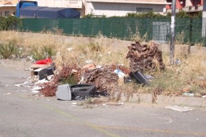 Rifiuti all'esterno dell'asl Cirò Marina (2)