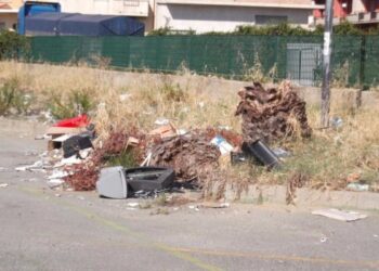 Degrado e rifiuti all’esterno dell’Asl di Ciro’ Marina