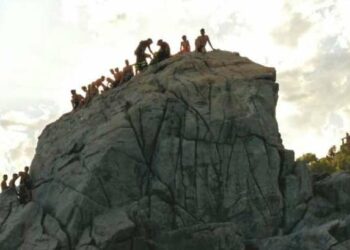 Sale sullo scoglio ma ha paura di tuffarsi, salvato dai pompieri