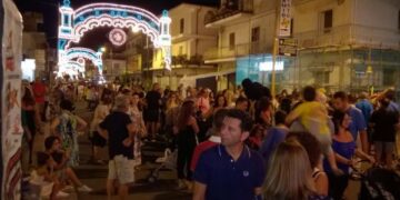 Ciro’ Marina, migliaia di persone a ‘Via Roma in festa’