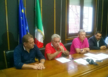 Crotone, dopo lo sversamento di liquami il mare torna pulito