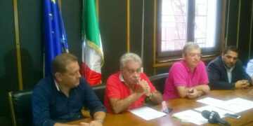 Crotone, dopo lo sversamento di liquami il mare torna pulito