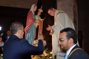 Affidato posa corone per la Madonna del Pozzo della Concattedrale di Bisceglie