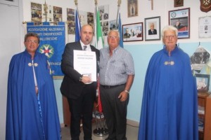 Consegna della pergamena a Giuseppe Daniele Greco
