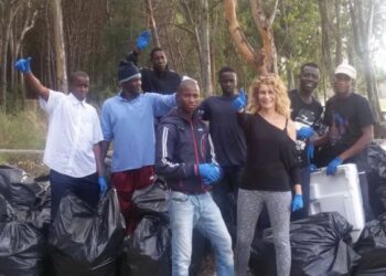 Ciro’ Marina, gli immigrati ripuliscono la Pineta