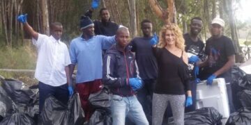 Ciro’ Marina, gli immigrati ripuliscono la Pineta