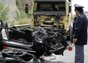 Sangue sulla SS106: auto contro tir, un morto ed un ferito