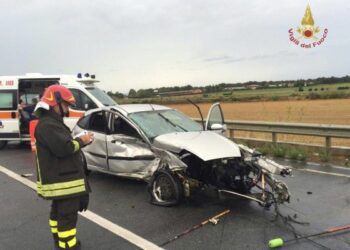 Frontale sulla SS106 nel crotonese, 3 feriti