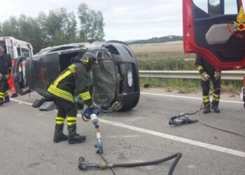 Auto sbanda e finisce contro muro a Crotone, grave giovane alla guida