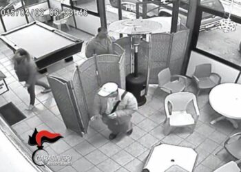 Gambizzarono padre e figlio in bar a Reggio, 4 arresti