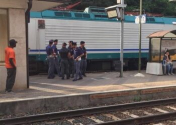 Tenta di trasferire migranti minori, arresto eritreo a Reggio