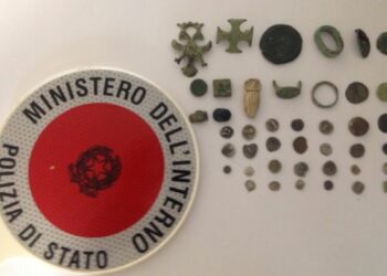 Metal detector e reperti archeologici in casa, denunciato isolitano