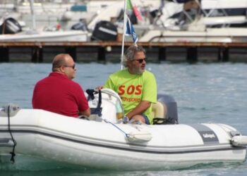 Sos porto vecchio, a Crotone la protesta si sposta in mare