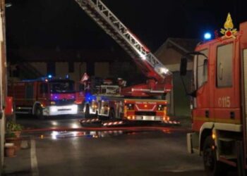 Fori al tetto per spegnere incendio a Lamezia