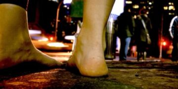 A Crotone la marcia delle donne e degli uomini scalzi