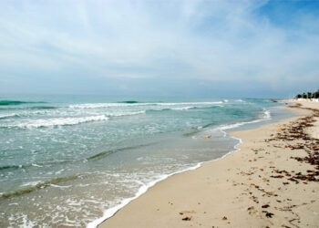 Si lancia in mare per suicidarsi, anziano salvato a Steccato di Cutro