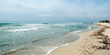 Si lancia in mare per suicidarsi, anziano salvato a Steccato di Cutro