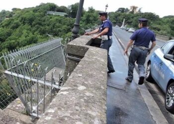 Tenta suicidio buttandosi da viadotto, salvato 19enne nel reggino