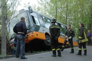 Autobus incidente scarpata