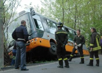 Cedono freni autobus nel vibonese, illesi 50 studenti