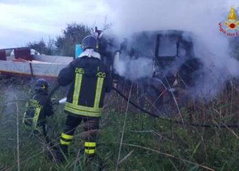 Camion in fiamme sulla provinciale che porta a Cutro
