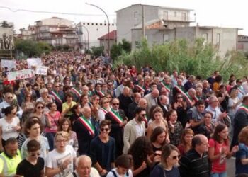 Corteo per l’ospedale, contestata a Locri l’assessore Roccisano