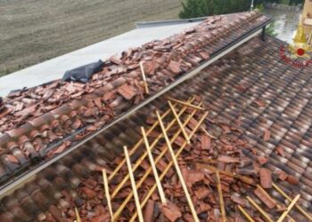 Tromba d’aria a Crotone, pompieri mettono in sicurezza abitazioni