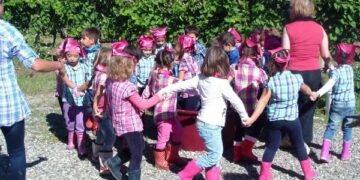 I bambini dell’Asilo vendemmiano nelle vigne di Ciro’ Marina