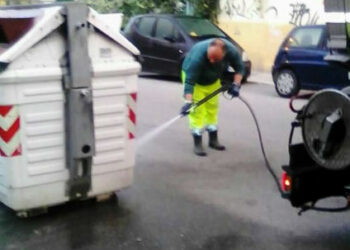 Crotone, attività congiunta di Akrea e Akros per la pulizia delle strade cittadine