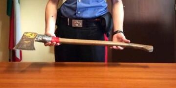 Colpisce la moglie alla testa con accetta, arrestato anziano nel reggino