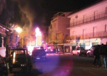Auto in fiamme sul lungomare di Ciro’ Marina