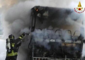 In fiamme camion nella galleria, paura sull’A3