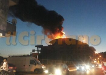 Fiamme a Ciro’ Marina, prende fuoco tetto di edificio in costruzione
