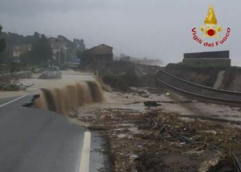 Esonda torrente nel reggino, spazzata via SS106 e linea treni