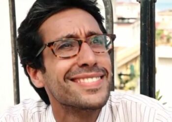 Francesco Leto, il romanziere calabrese che prova a vendere il suo libro porta a porta